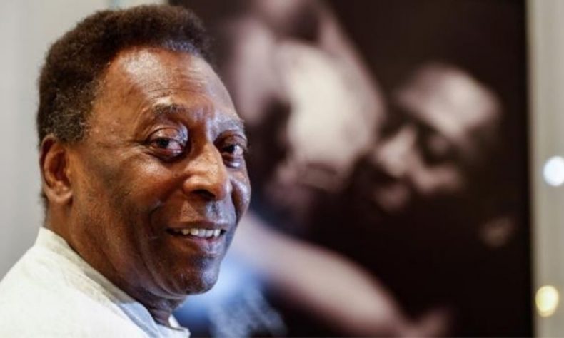 Pelé aparece sonriente durante sesión de fisioterapia