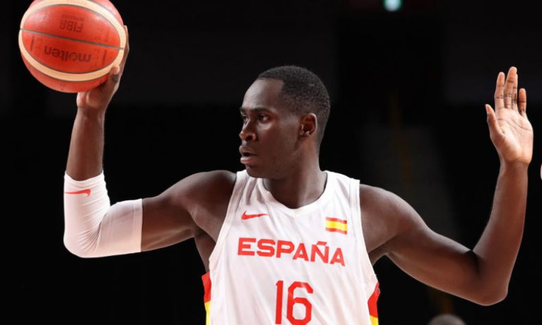 Usman Garuba cerró un acuerdo con el Real Madrid para pagar su cláusula de rescisión y jugará la próxima temporada en los Houston Rockets, la franquicia de la NBA que le eligió en primera ronda del draft con el número 23 el pasado 29 de julio. Tras varios días de intensas negociaciones, el club aceptó que pueda pagar su cláusula de rescisión a plazos y el jugador podrá cumplir su sueño.