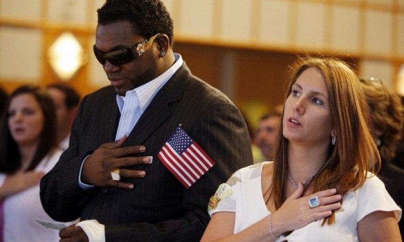 David Ortiz ya pudo sentarse y dar varios pasos, dice su esposa