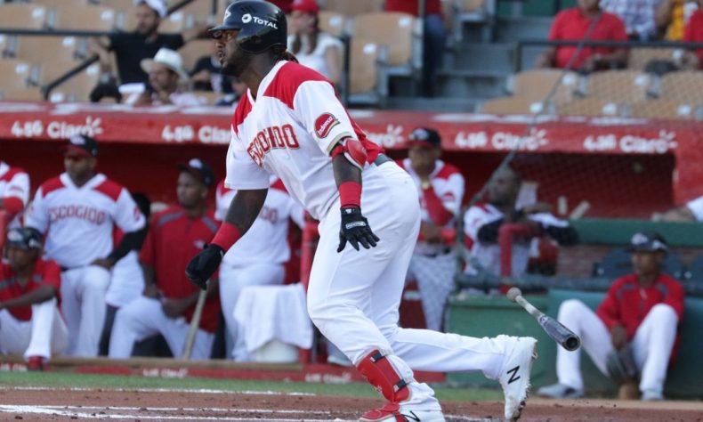 Leones blanquean a Estrellas y quedan solos en segundo