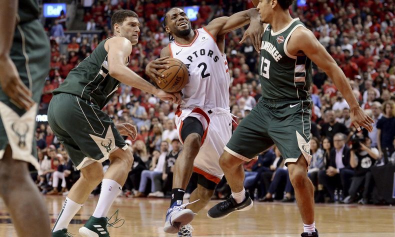 Kawhi Leonard dirige el triunfo de Toronto Raptors sobre Milwaukee Bucks