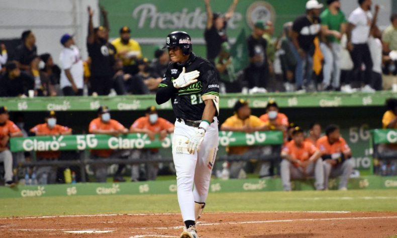 Peña bateó jonrón de dos carreras al left field al encontrar en base a Domingo Leyba ante los envíos del relevista de las cuyayas, Yohan Ramírez, en un cuarto episodio de tres anotaciones para los Elefantes.