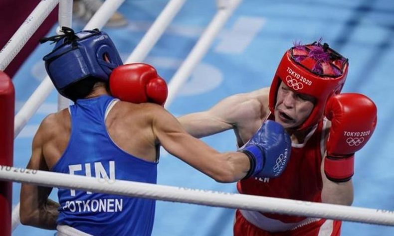Tokio, Japón .- La campeona de los súper plumas de la FIB Maïva Hamadouche, de Francia, perdió en su primer combate en Tokio el martes por la noche, en una decisión ante la medallista de bronce Mira Potkonen, de Finlandia.
