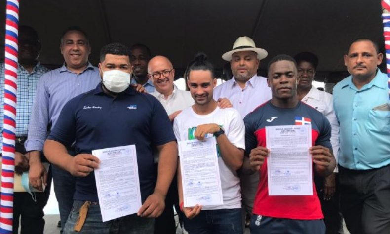 Luguelin Santos y Zacarías Bonnat reciben títulos de propiedad