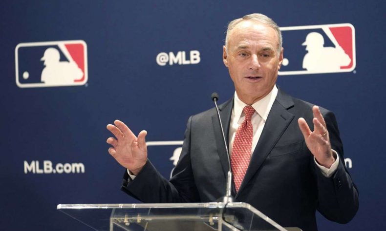 Manfred admite que el cierre patronal favorecería las negociaciones en MLB
