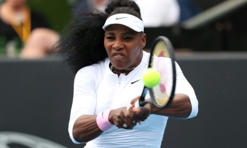 Serena Williams expeditiva en Auckland en su regreso