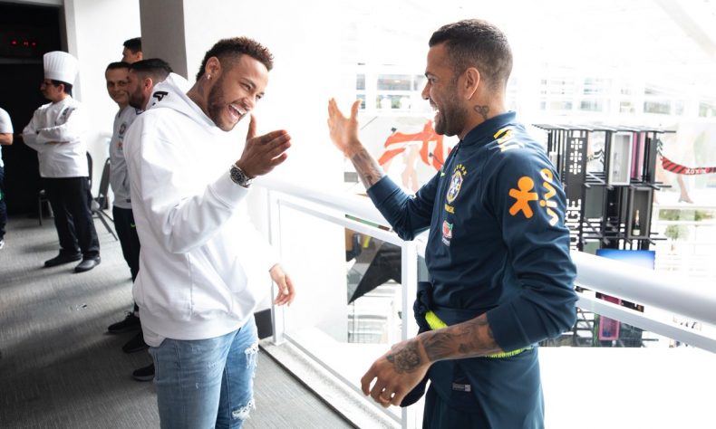 Neymar visita a sus compañeros de la selección brasileña en Sao Paulo