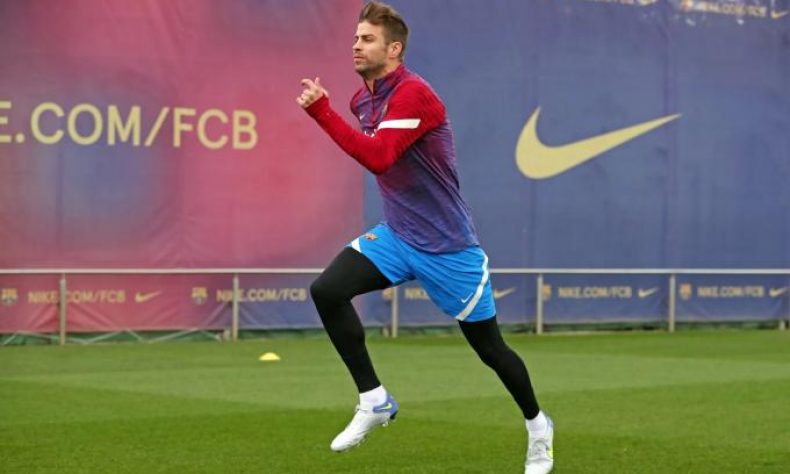 Piqué empieza a hacer trabajo sobre el césped