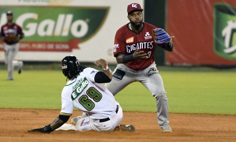 Gigantes blanquean a Estrellas
