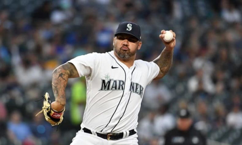EE UU.-En medio de la jornada del jueves de la MLB, se dio a conocer que el lanzador de los Marineros de Seattle, Héctor Santiago, fue suspendido por 80 juegos tras dar positivo por testosterona exógena.