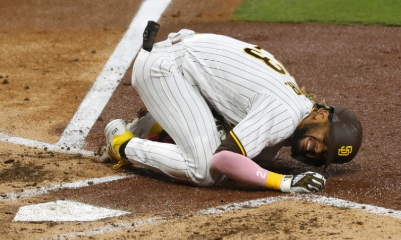 Tatis Jr. sale del juego con aparente lesión
