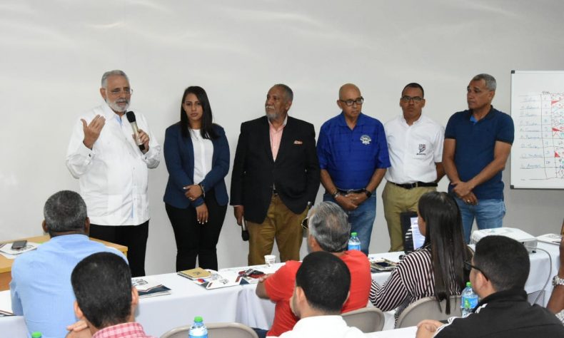 Lidom imparte taller sobre anotación y reglas de béisbol para comunicadores
