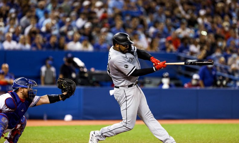 TORONTO.-Luis Robert sacudió un jonrón de dos carreras, Carlos Rodón ganó en su regreso tras permanecer en la lista de los lesionados, y los Medias Blancas de Chicago vencieron el jueves 10-7 a los Azulejos de Toronto.
