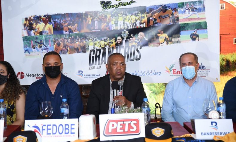 La actividad, llevaba a cabo en un prestigioso restaurante de esta ciudad, contó con la presencia de las principales autoridades deportivas de la provincia Espaillat, así como del presidente de la liga de verano y de FEDOBE, Juan Núñez.
