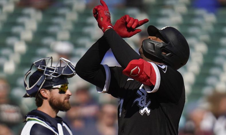 El dominicano Eloy Jiménez conectó un jonrón de dos carreras, Yasmani Grandal bateó un cuadrangular que dio inicio a un racimo de seis anotaciones en cuarta entrada y los Medias Blancas de Chicago, campeones de la Central de la Liga Americana, superaron el lunes a los Tigres de Detroit por 8-7.