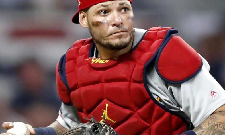 Molina, de 39 años, ha pasado toda su carrera de 18 años con los Cardenales, ganando nueve Guantes de Oro y dos Series Mundiales (2006, 2011).