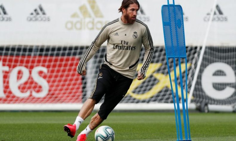 Zinedine Zidane, técnico del Real Madrid, valoró positivamente el estado de sus jugadores en el regreso a los entrenamientos, certificó una mejoría en la segunda semana de trabajo, y trasladó la forma de pensar de su equipo, con el deseo de "acabar fuerte para ganar algún título". Zidane pasó revista tras semana y media de trabajo con su plantilla, satisfecho con el estado de los jugadores tras dos meses de trabajo en sus domicilios y con la mejoría que van mostrando. "Estoy contento de haber vuelto a trabajar con mis jugadores después de 60 días", valoró en Real Madrid tv. "Todos estamos contentos de volver. Habíamos planificado su preparación física y lo hicieron muy bien casa. Estaban en forma al volver. Ahora estamos contentos de estar juntos y disfrutar de lo que nos gusta", añadió. El técnico madridista reconoció que está disfrutando de una "semana muy buena para trabajar", en la segunda tras el permiso desde Sanidad de entrenar juntos pequeños grupos de futbolistas. "Aunque es con grupos pequeños ya podemos hacer algo más tácticamente y veo al equipo mejor esta semana". Zidane no ocultó el deseo de la plantilla madridista de regresar pronto a la competición y luchar por conquistar Liga o Liga de Campeones. "A ellos les gusta entrenar, pero mucho más jugar. Esperan volver a hacerlo pronto". "Tenemos que pensar en positivo. Nos faltan once partidos, nos vamos a preparar para acabar bien la temporada, fuertes. Lo importante es darlo todo para intentar ganar algún título. Es el ADN del club, intentar ganar". Fuente: EFE