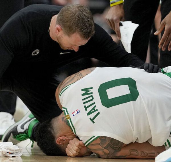 Tatum sufre una lesión de tobillo en la victoria de los Celtics sobre los Kings